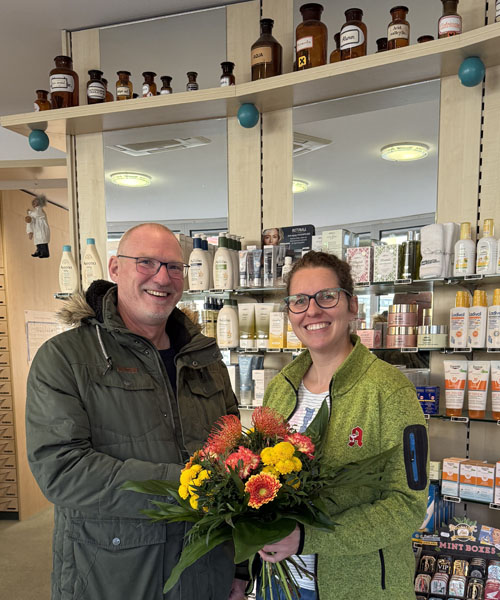 Ortsvorsteher Fred Witschel gratuliert Inhaberin Julia Procopius zum Jubiläum