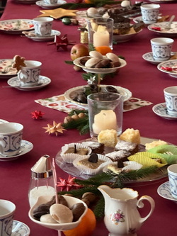 Seniorenweihnachtsfeier - Die Tische liebevoll eingedeckt