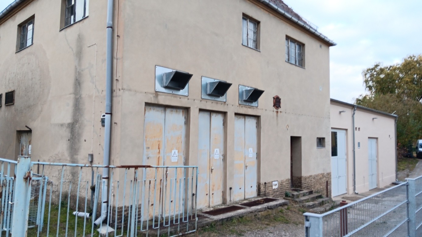 Links Wasserwerk Altbau und rechts das modernisierte Pumpenhaus, Foto: Sigmar Wilhelm