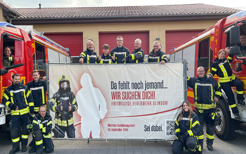Die Idee für die Werbe-Aktion kam vor der Feuerwehr Glindow, deren Mitglieder hier mit einem der Webebanner zu sehen sind. Foto: hkx