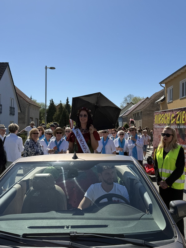 Die Glindower Kirschkönigin beim Baumblütenumzug