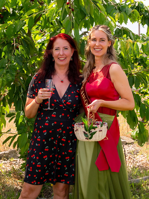 Amtierende Kirschkönigin Heike (l.) und die neue Kirschkönigin Josephine