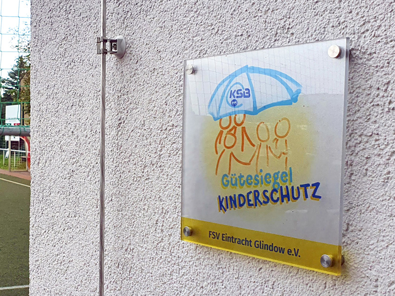 GuetesiegelKinderschutz-am-neuen-Vereinsheim__Foto-FSV-EintrachtGlindow