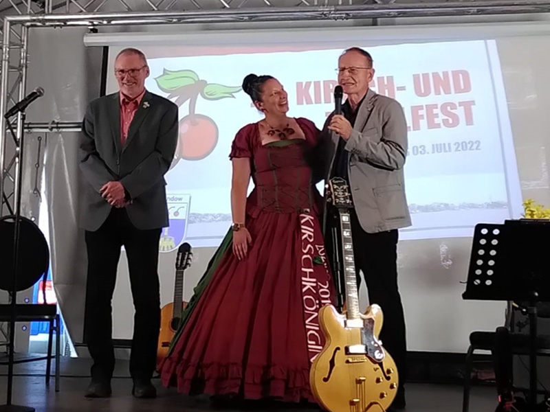 2022 25. KiZi-Eröffnung am Fr: Vorsitzender des Festkomitee: Fred Witschel und noch-Kirschkönigin Christane Küstner und Ortsvorsteher Sigmar Wilhelm__Foto-StefanieHaufe