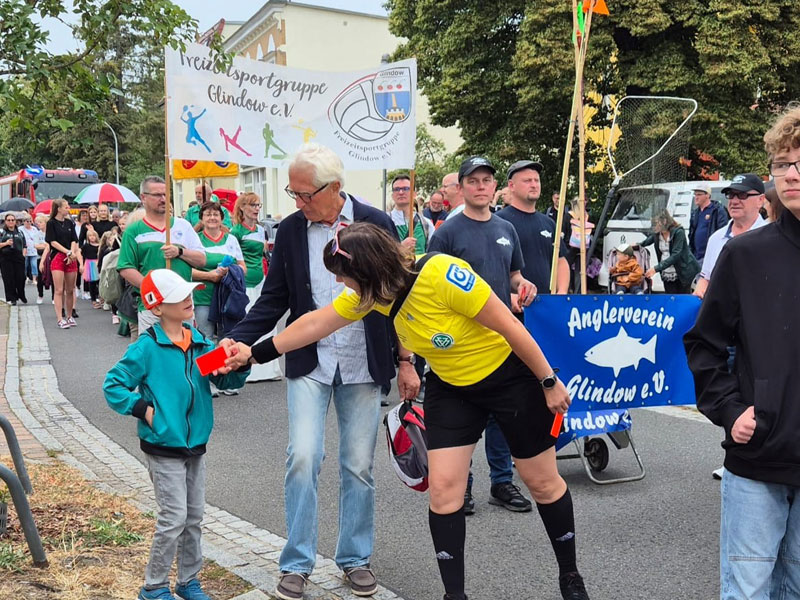 2026_KiZi_Festumzug_mitAlpenkickerSchiedsrichterinSteffiSchickAnglervereinFreizeitsportgruppe__Foto-Festkomitee